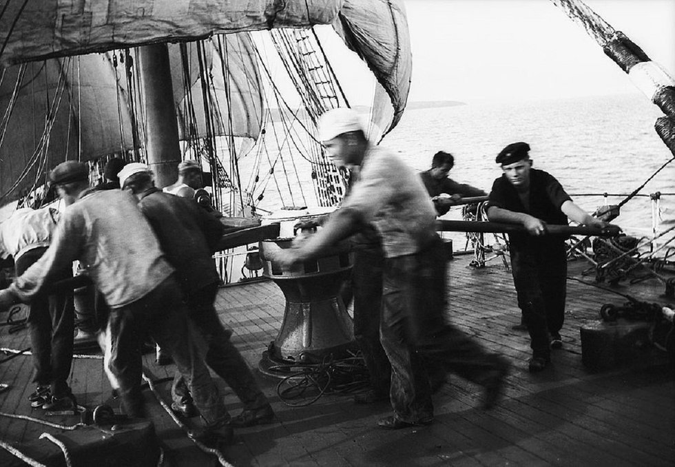 crew_at_the_capstan,_weighing_anchor.jpg